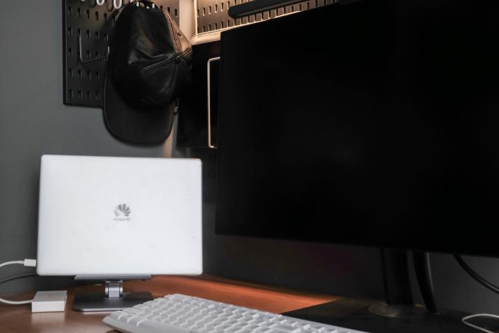 推荐一款简单精致的电脑桌 (实木电脑桌效果图大全2015款)