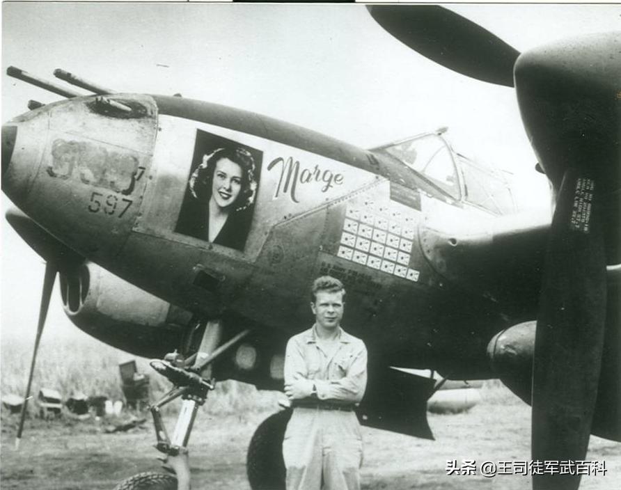 军人把女友照片放兜里视频,军人把女朋友照片放头盔