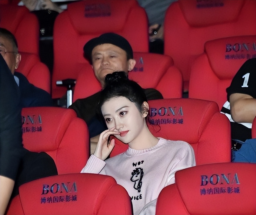 强捧不红景甜：坐拥3.5亿豪宅被张继科拒婚，资源逆天金主成谜