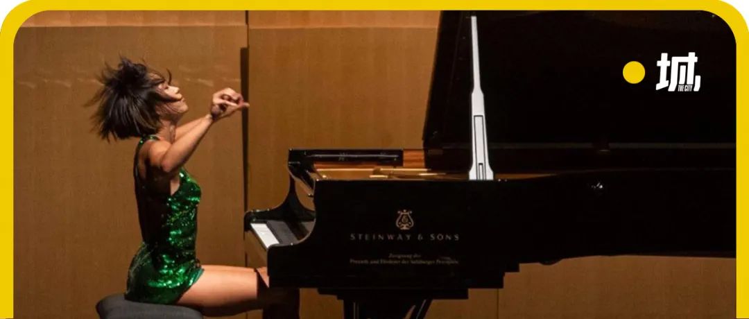 她穿紧身超短裙被骂18禁，手指狂飙4小时后，却让指挥家当场跪拜