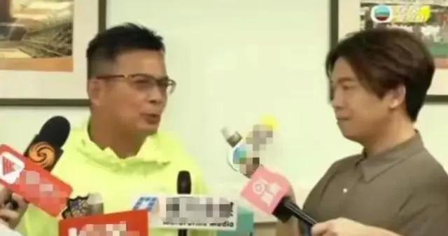 黄日华为村超踢人行为道歉,黄日华球场踢人视频