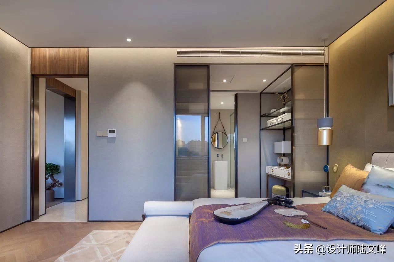 主卧厕所正对床用隐形门,主卫门对着床做隐形门