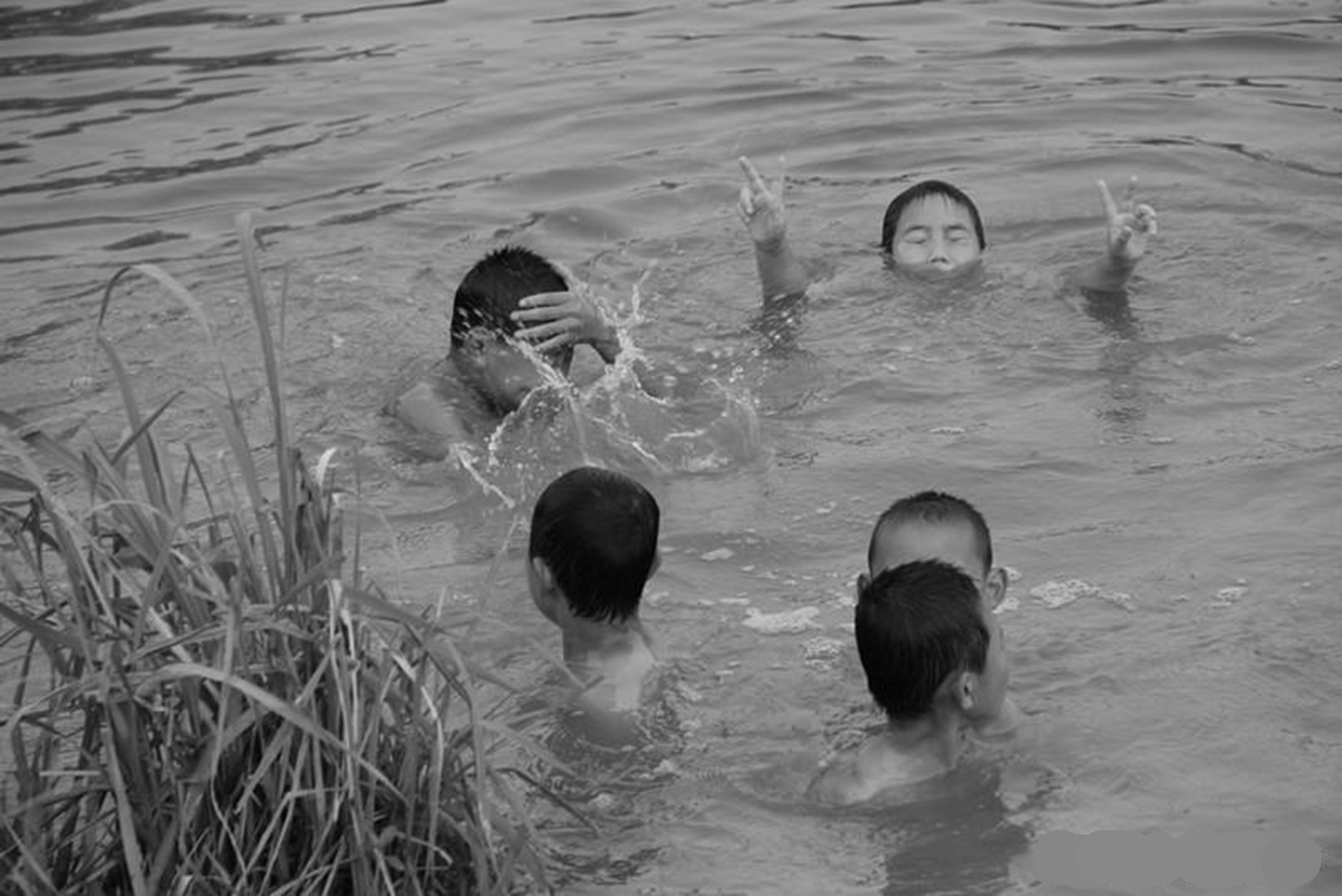 保定五中9：响应号召八中门前游泳，考入深池就靠蛙泳一姿