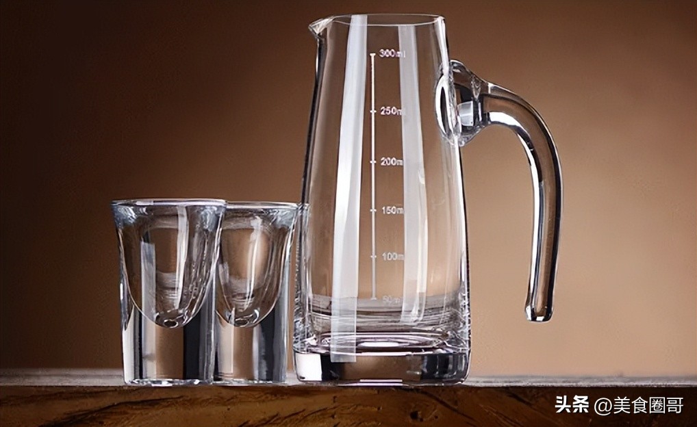 一瓶白酒500ml倒出来多少才算正常,白酒倒进杯子里点不着是不是好酒