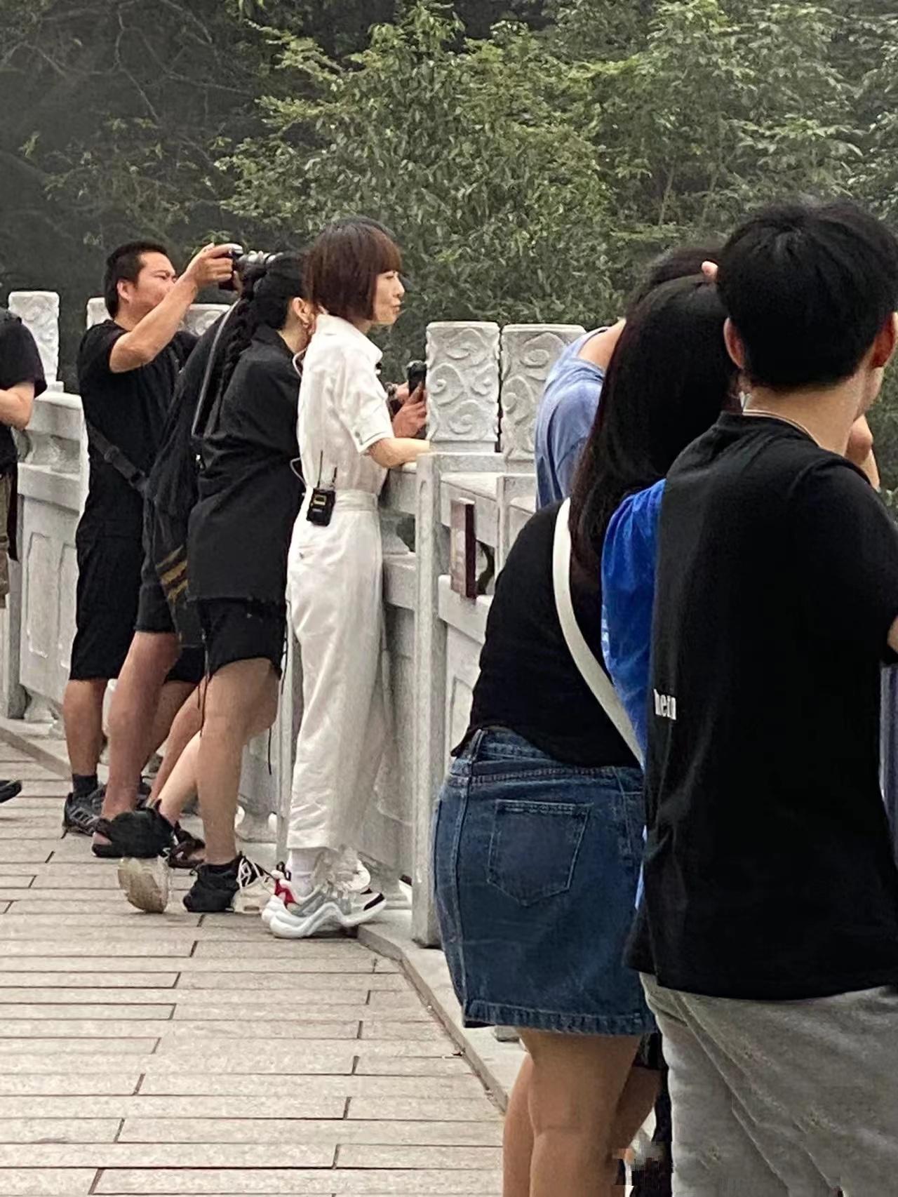 鲁豫51岁瘦得像纸片人,52岁鲁豫穿上万元鞋爬山