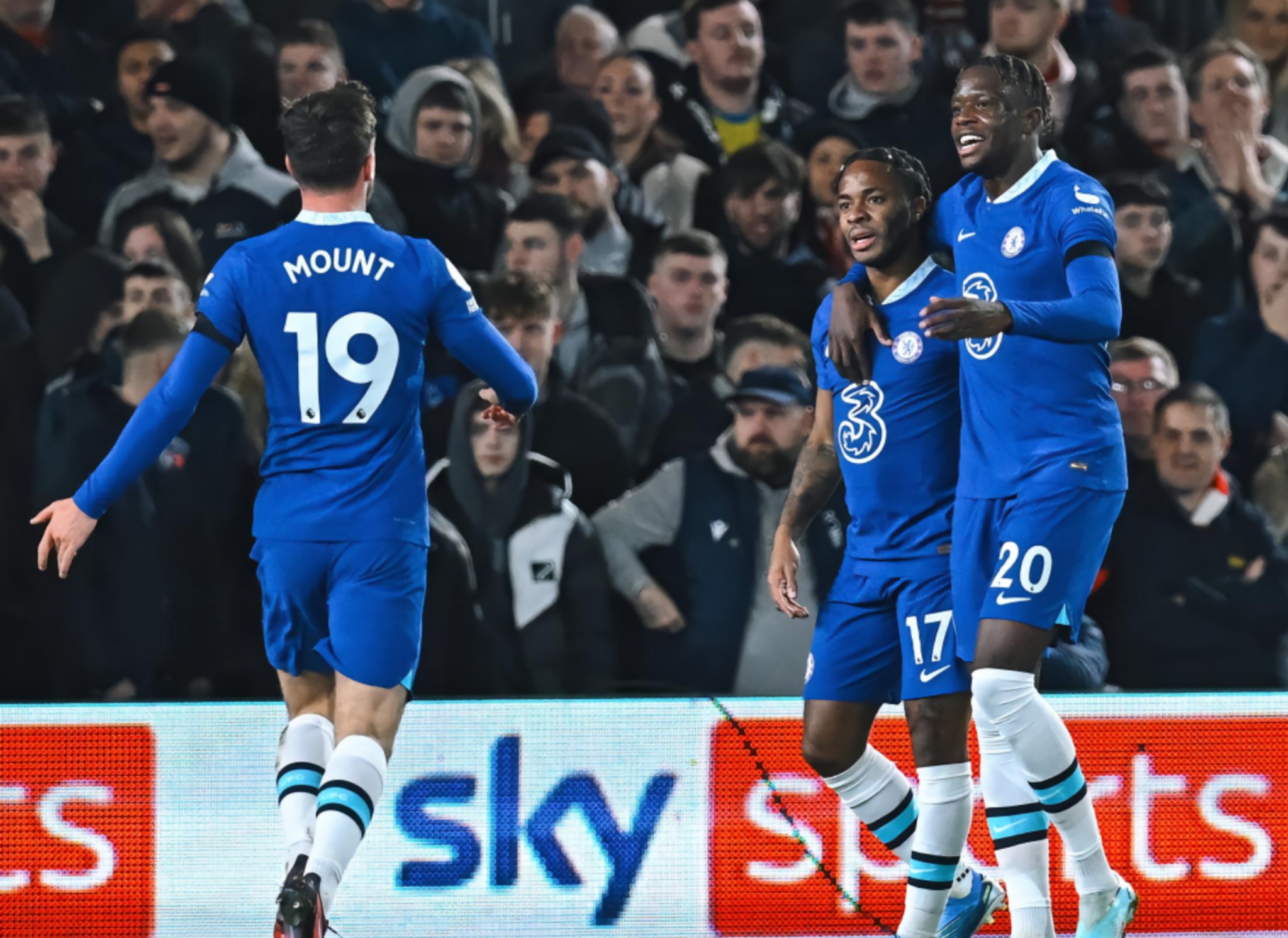 足坛绝地翻盘,曼城对大巴黎梅西