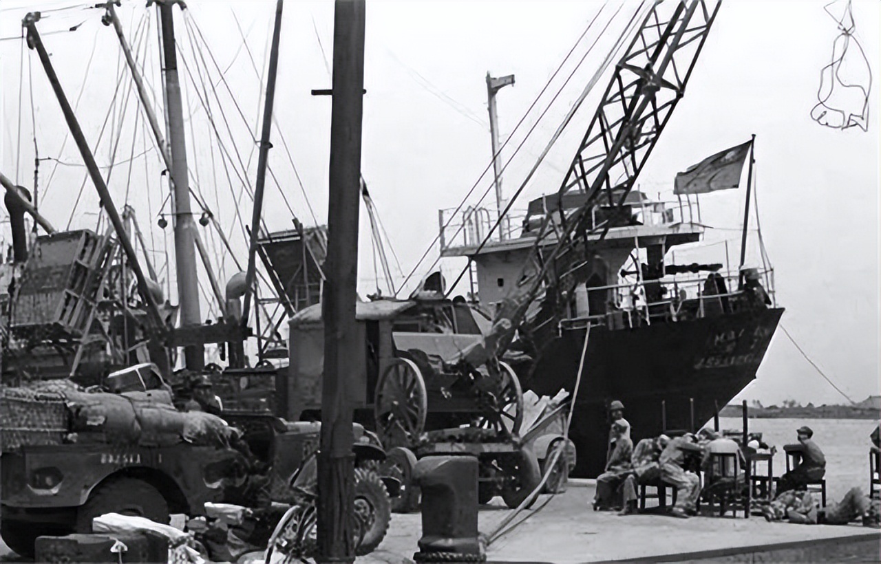 1964年，他只身一人驾驶登陆艇起义，国防部直接奖励黄金600两