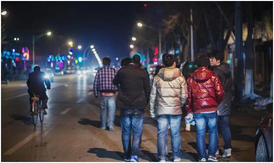 喝完酒见风就晕怎么回事,醉酒后睡醒还晕怎么办