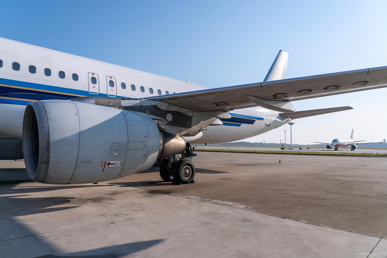 春秋航空一个背包也不能免费带吗,春秋航空能背一个拿一个吗