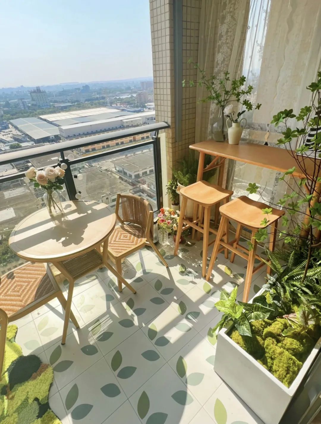 阳台砖与防腐木结合,阳台花园铺砖还是防腐木好