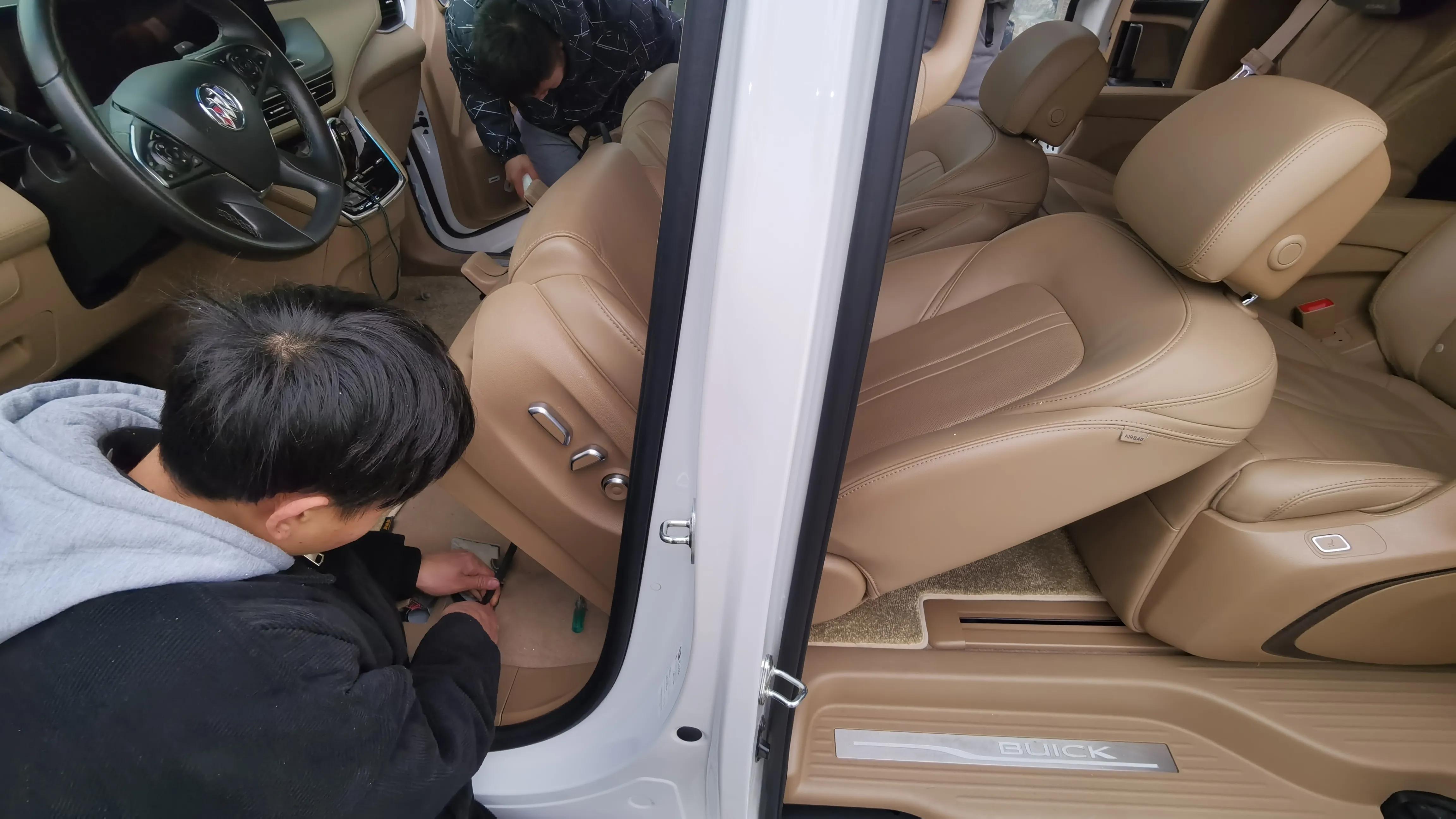 别克gl8扶手箱220v电源怎么接,别克gl8安装原车扶手箱