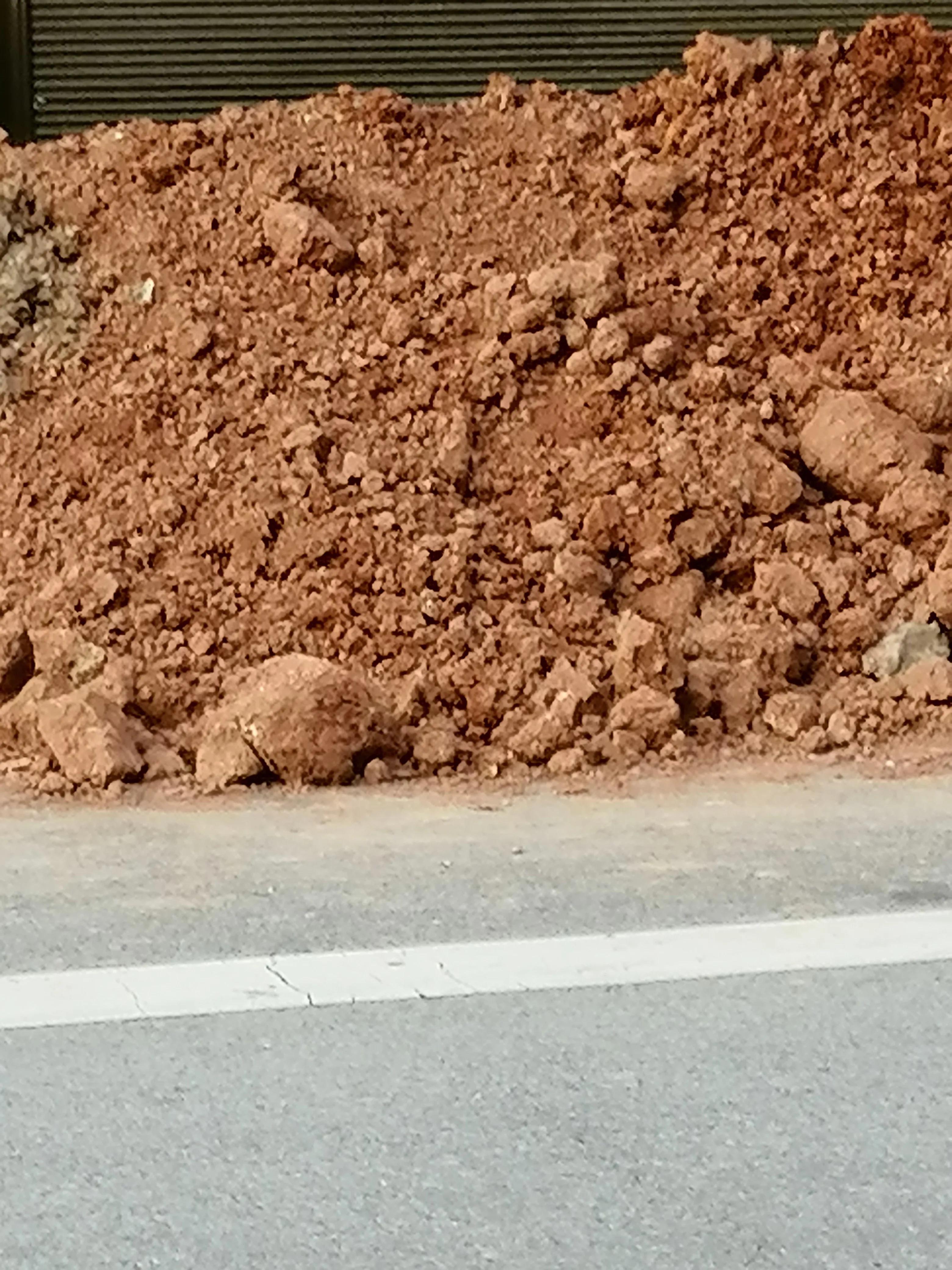 邻居故意在门口堵路,有人堵路属什么行为