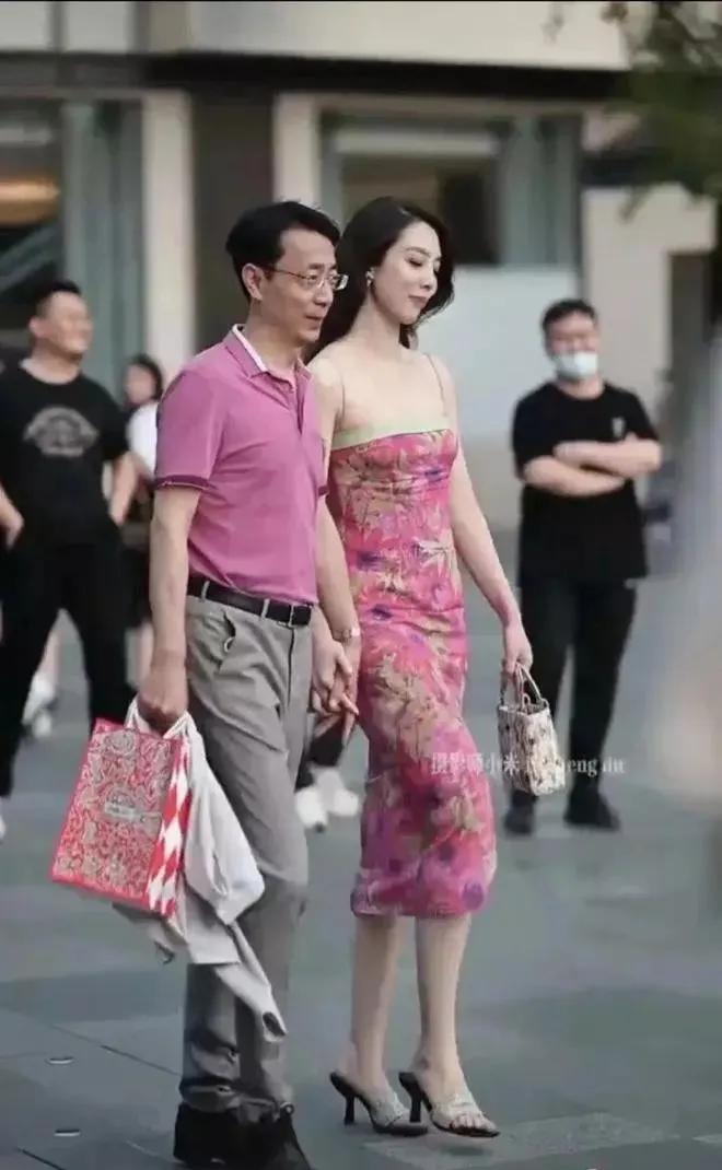 中石油胡总带情人成都街拍，免职被调查，情人更多成长史被扒出来