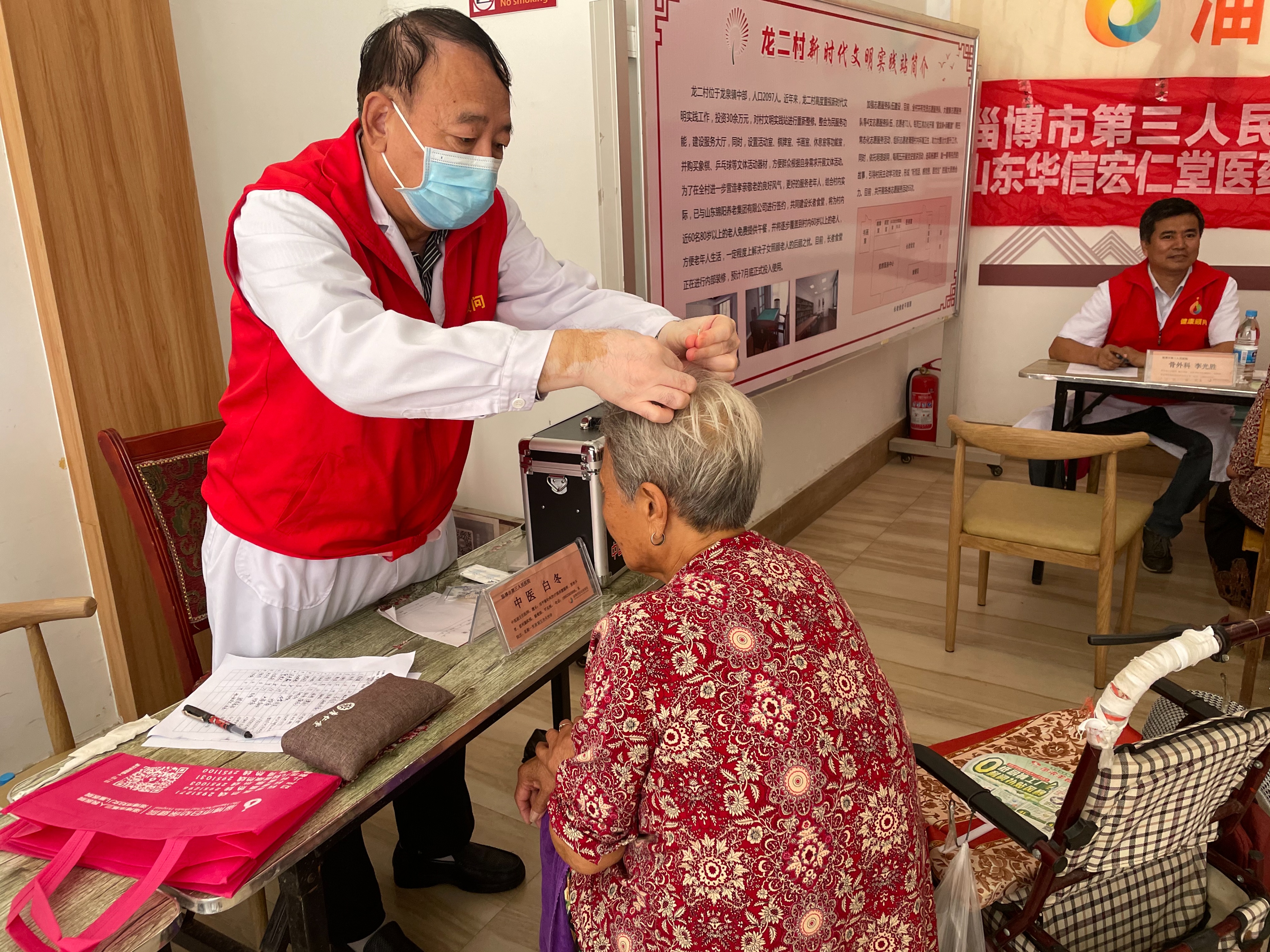 市三院联合宏仁堂“服务百姓健康行动”走进淄川龙泉镇龙二村义诊