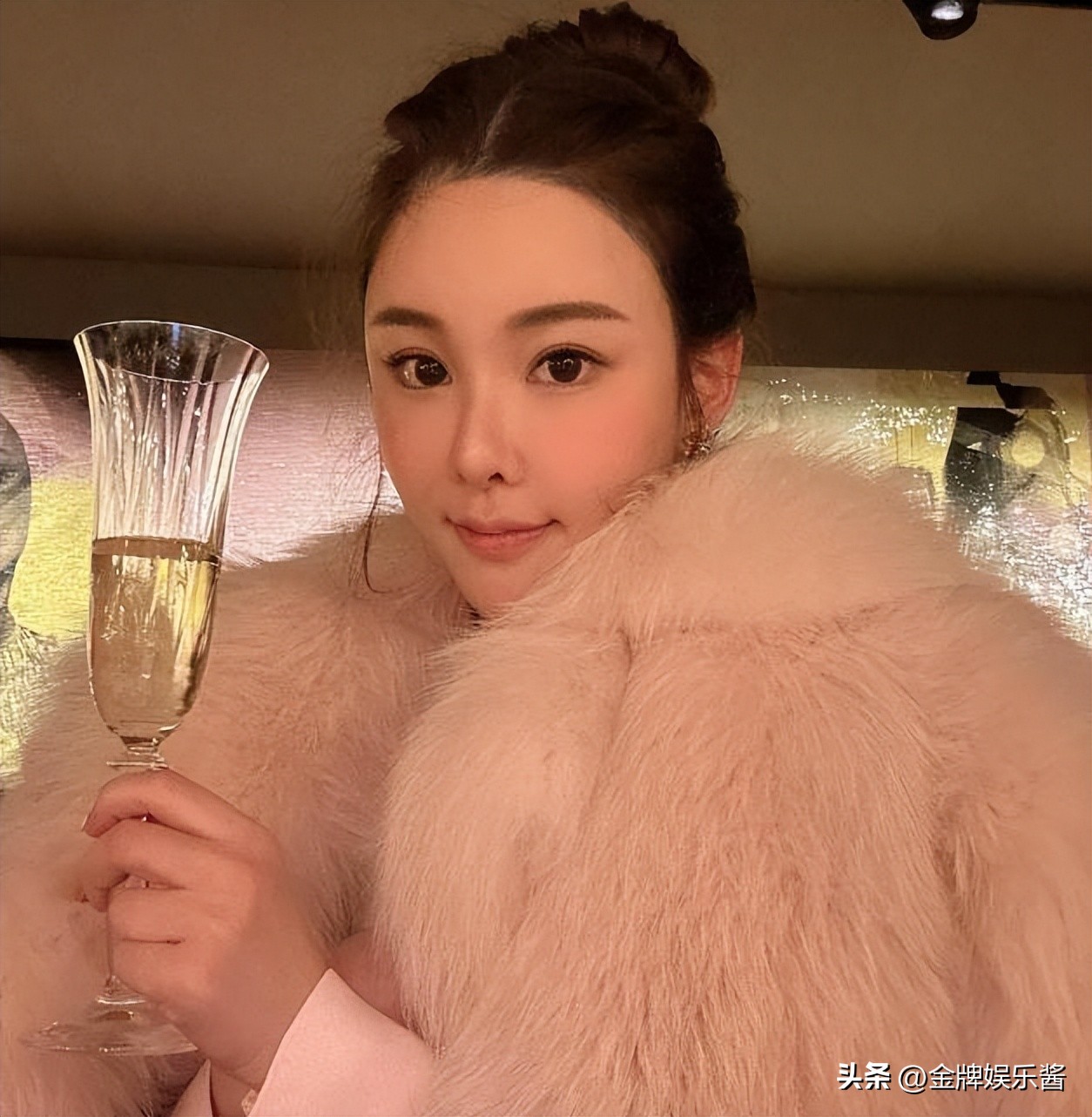 蔡天凤嫁入谭家后突然暴富:买大量的同款包,疑似帮夫家洗钱