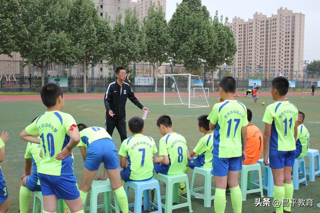 校园足球与世界杯,班里一共48人会踢足球的有22人