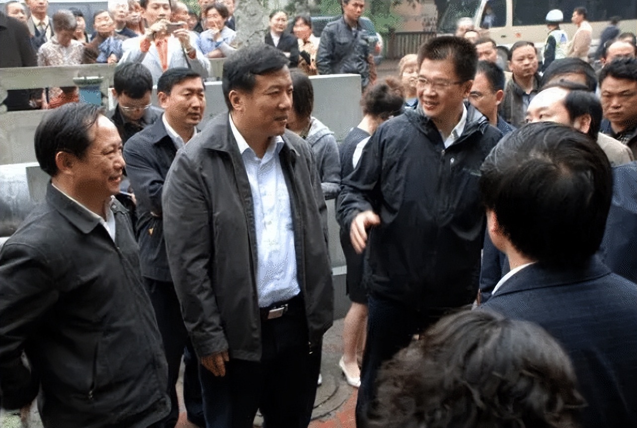 部级郑洪十年一把手，68岁已退休，典型表里不一