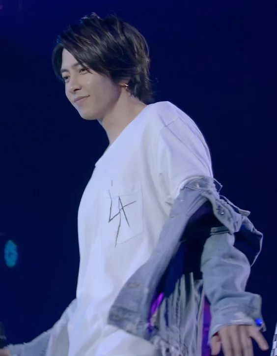 日本花*男美**秀八块腹肌爆上热搜！网友傻眼：这是快40岁的人？