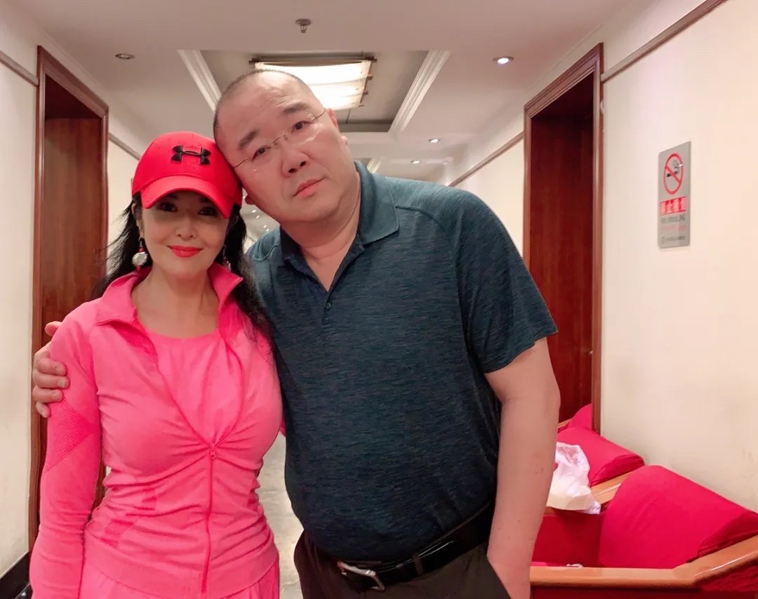 英达和绯闻女友同框穿搭,英达和绯闻女友