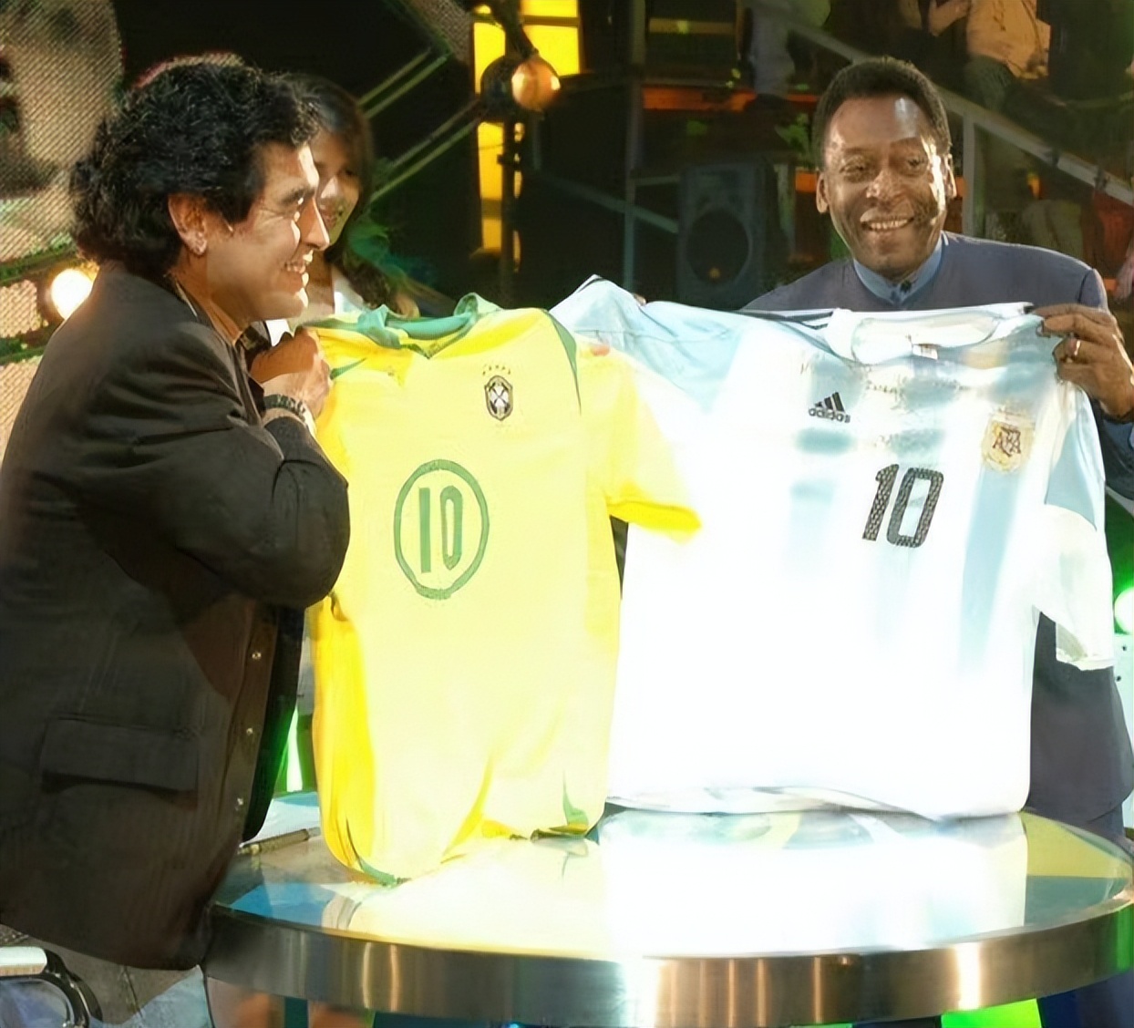 一代巨星的陨落再见了青春,一代球王落幕了马拉多纳一路走好