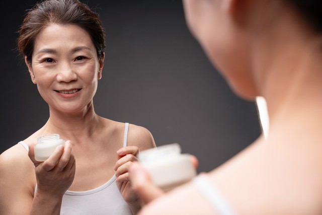 退休了不找老伴才过上幸福生活,60岁女人有退休工资要不要找老伴