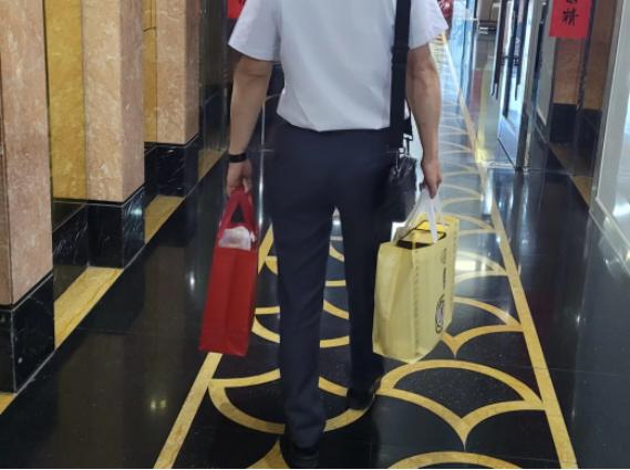 中秋送礼给老丈人送什么礼品最好,中秋节送老丈人一箱酒推荐