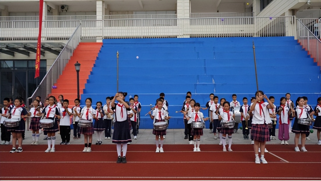 高举队旗跟党走争做优秀少先队员,高举队旗跟党走争做新时代好少年