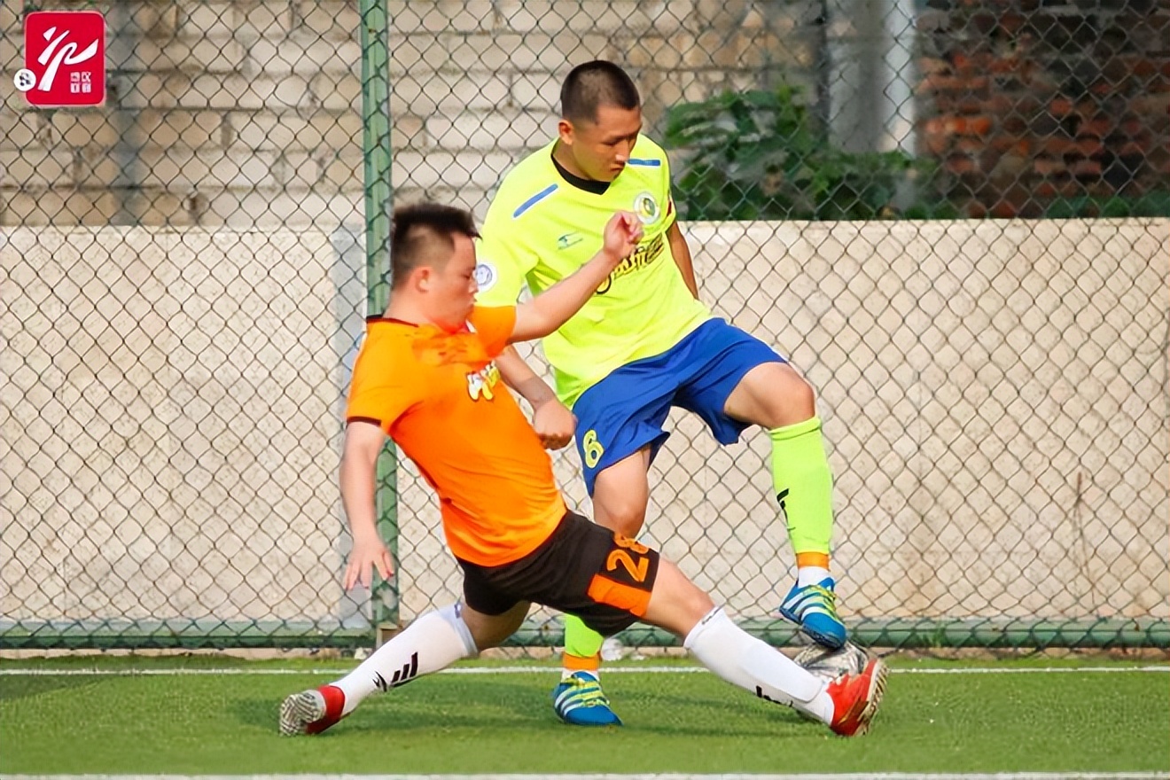 追奔露宿青海月，夺城夜蹋黄河冰。铁衣度碛雨飒飒，战鼓上陇雷凭