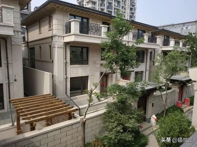 怪事：小伙为了替父亲和自己吹的牛圆谎，竟然租下北京的别墅