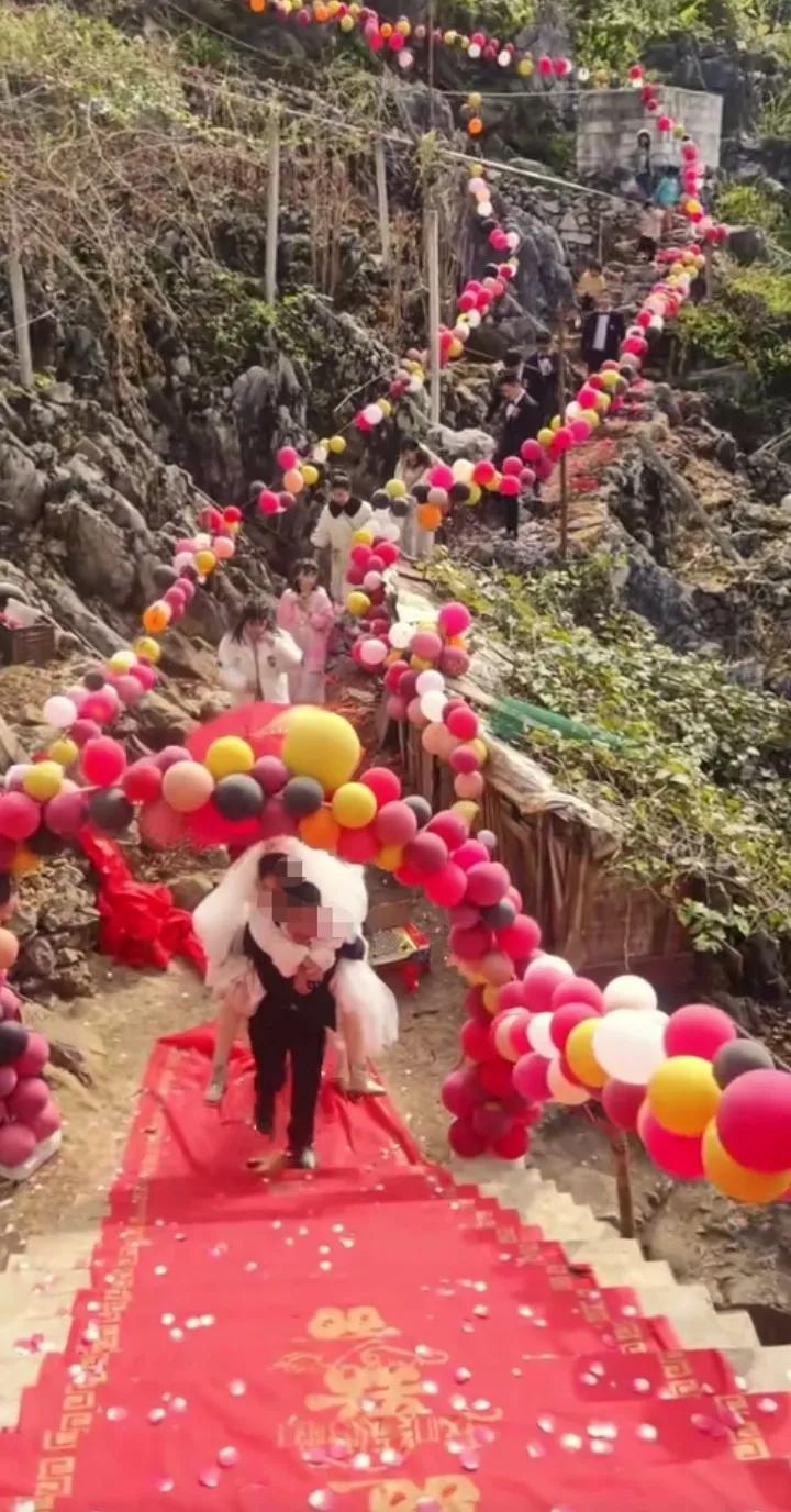 山路婚礼气球,山路弯弯婚礼现场