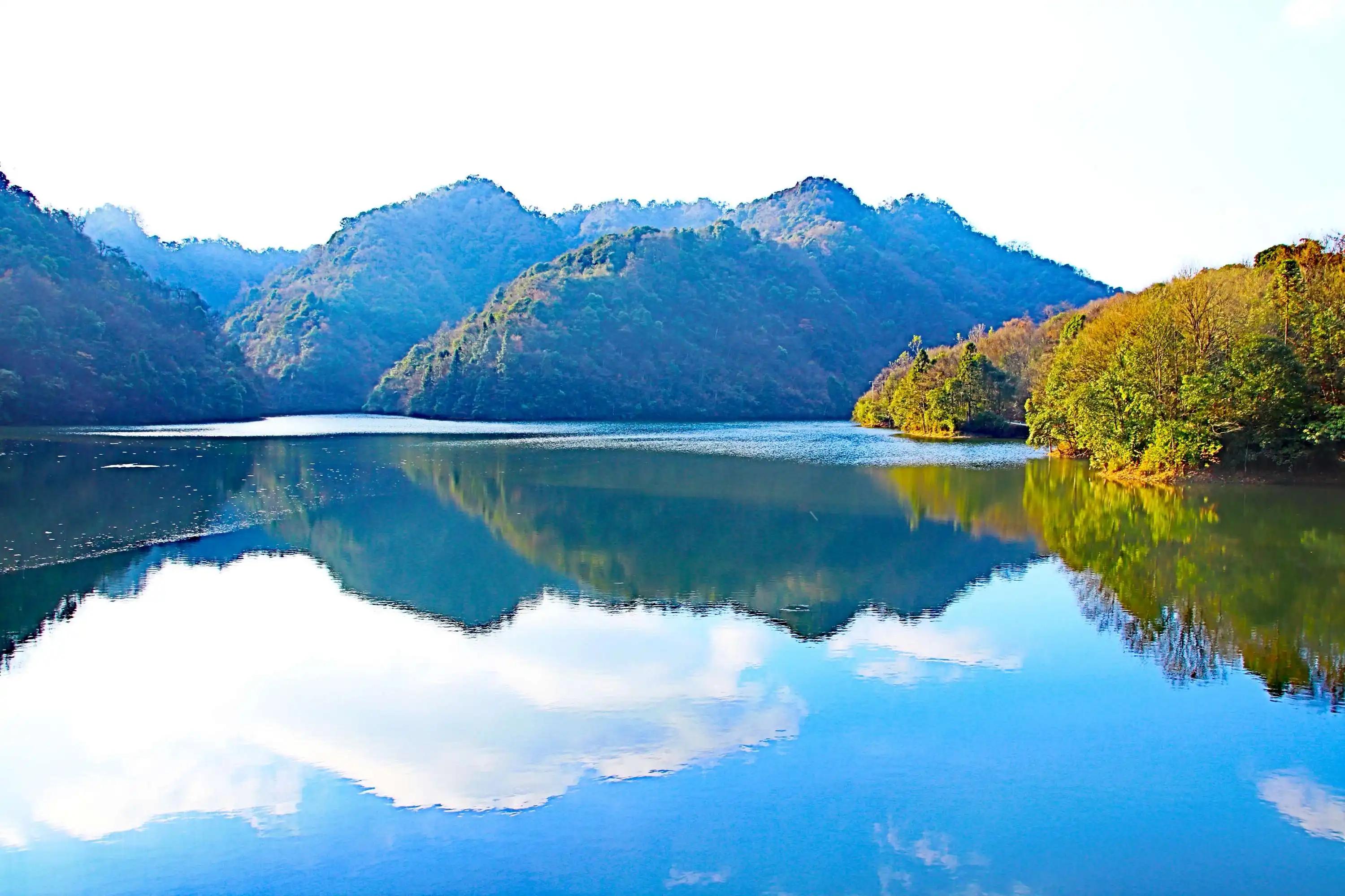 描写水面如镜的诗句,形容水清的优美诗句