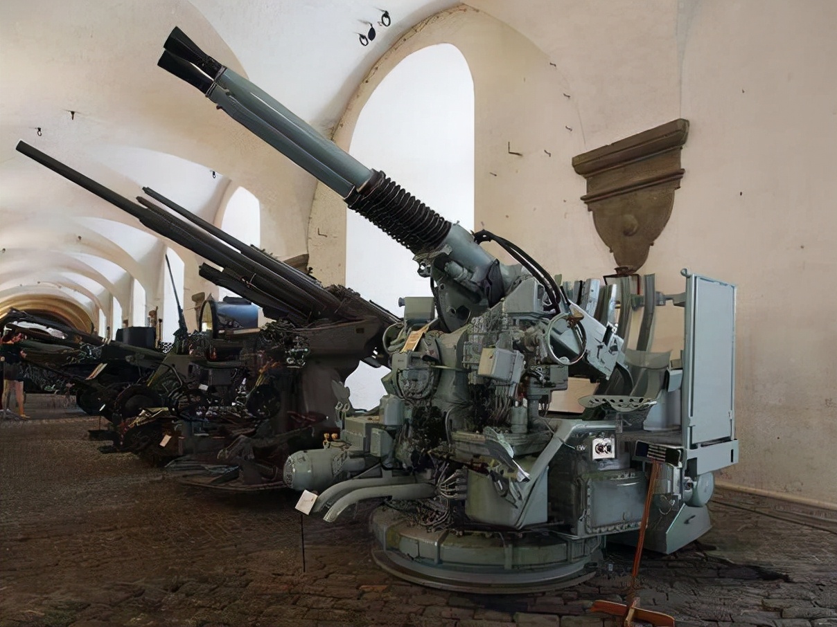 瑞典博福斯40mm高射炮威力,博福斯40mm防空炮炮管寿命