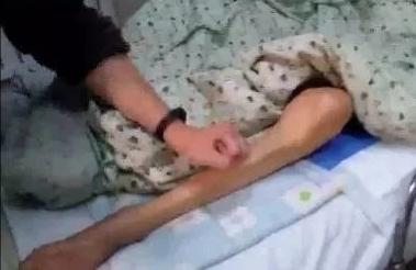 15年唐山老人被逆行轿车撞翻,2年后死亡,肇事者：不赔钱，耗死他