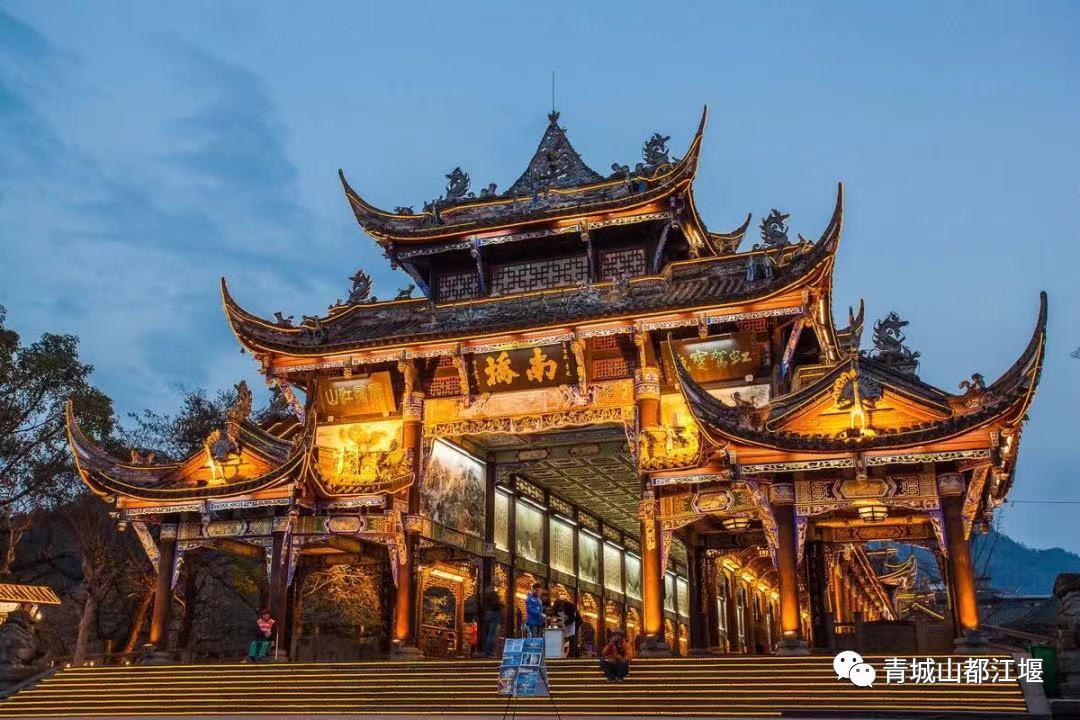 来都江堰的山间溪畔赴一场“好食光”！青山间的火锅店、花园里的小食堂......赏景美食两不误~