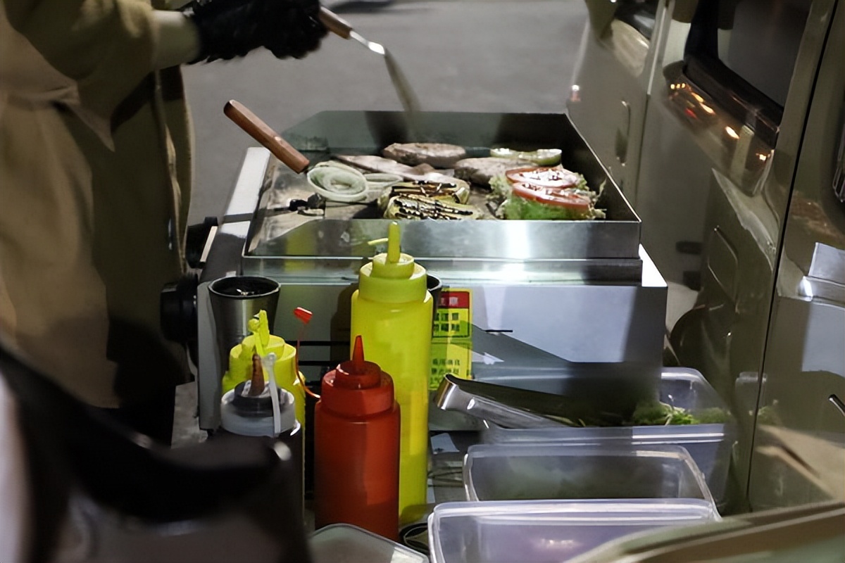 河南郑州现后备箱集市,郑州街头的后备箱集市