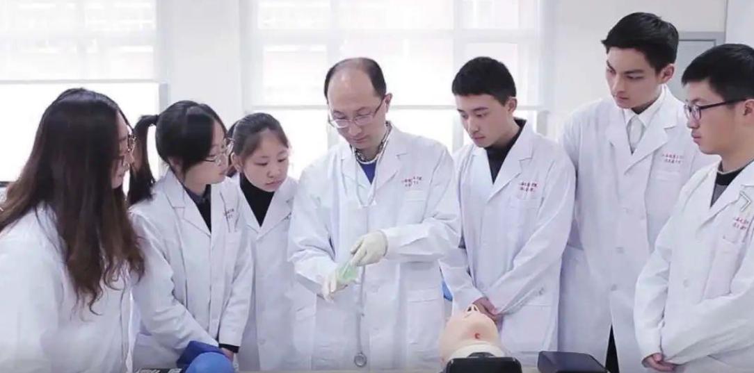 2023临床医学专业排名,2023年高考临床医学分数会降低吗