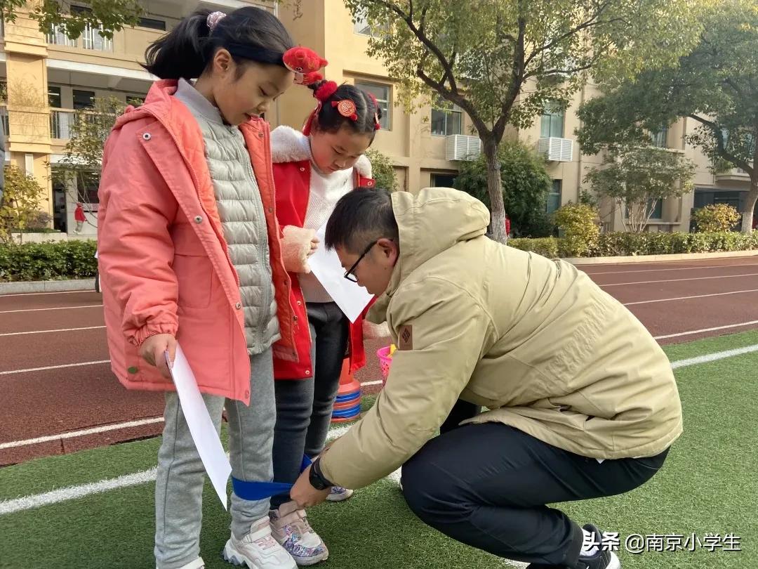 南京市长江路小学一年级开展“畅畅笑笑”乐评园活动