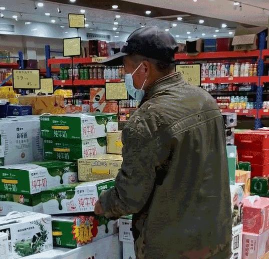 听到老人犹豫地问：有没有打折牛奶？超市老板娘“撒谎”了