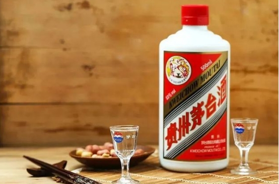 售价不到10块的大乌苏，不过是“工业水啤”，却年销10亿瓶，凭啥