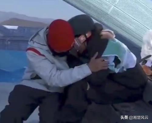 赛后与郎平教练相拥而泣,英雄出少年之天衣无缝