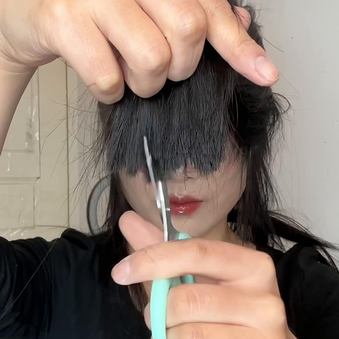 方脸姐妹一定要剪这个三段式高层次中长发！自己在家就能剪...