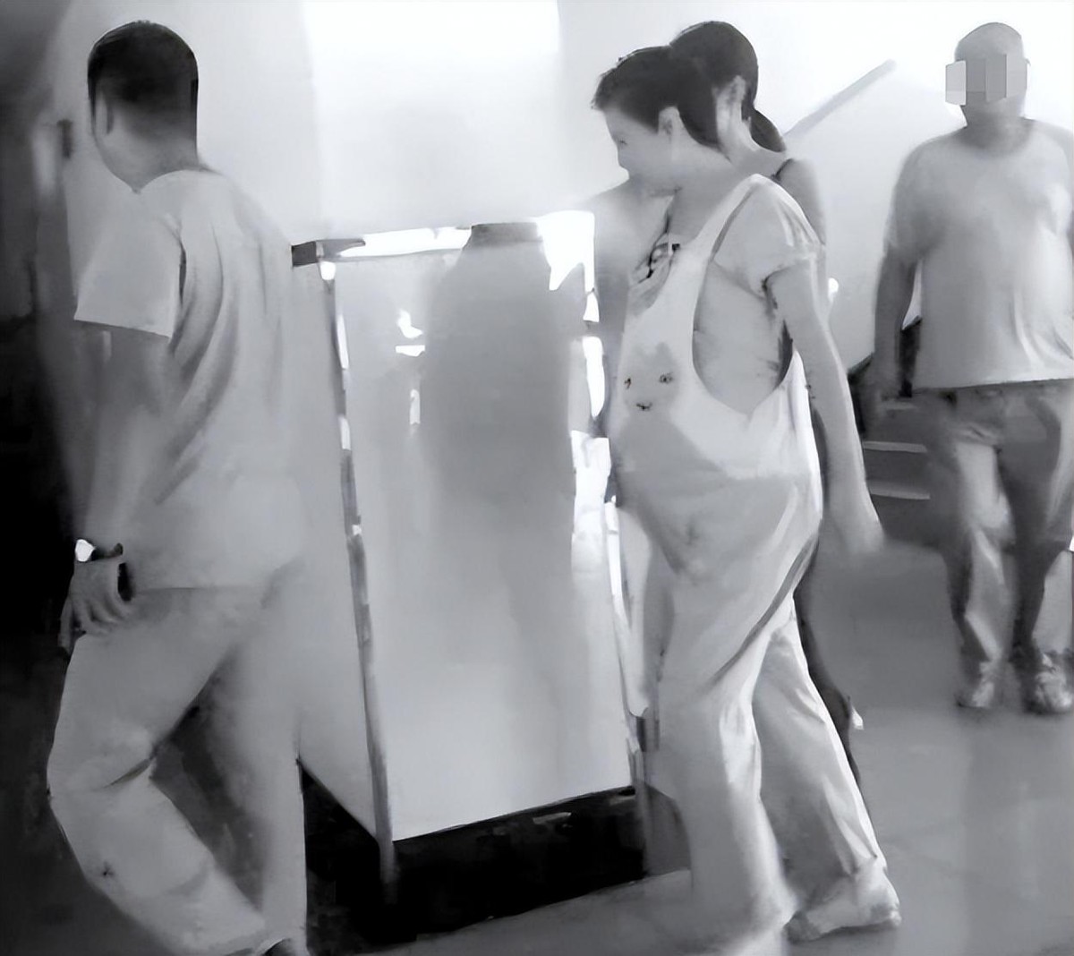 未成年街头暴打无辜妇女,火烧其阴部,被捕后:判不了我死刑!