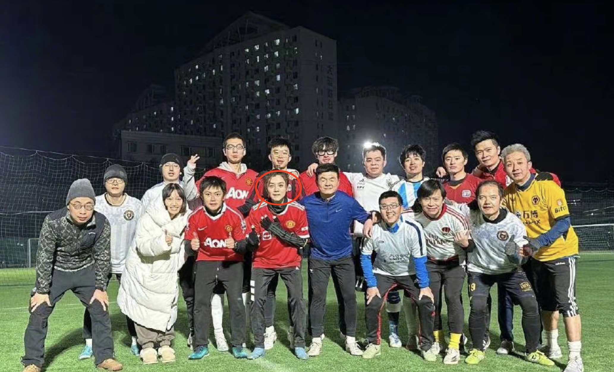 鹿晗疑似辟谣劈腿传闻，获女友关晓彤陪伴踢球，被赞模范情侣