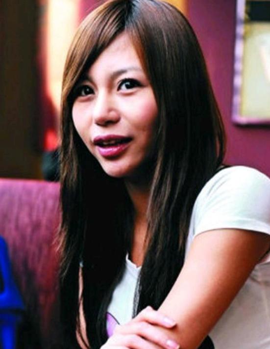 12年过去了，“宁坐宝马哭，不坐单车笑”的女孩，嫁入豪门了吗？