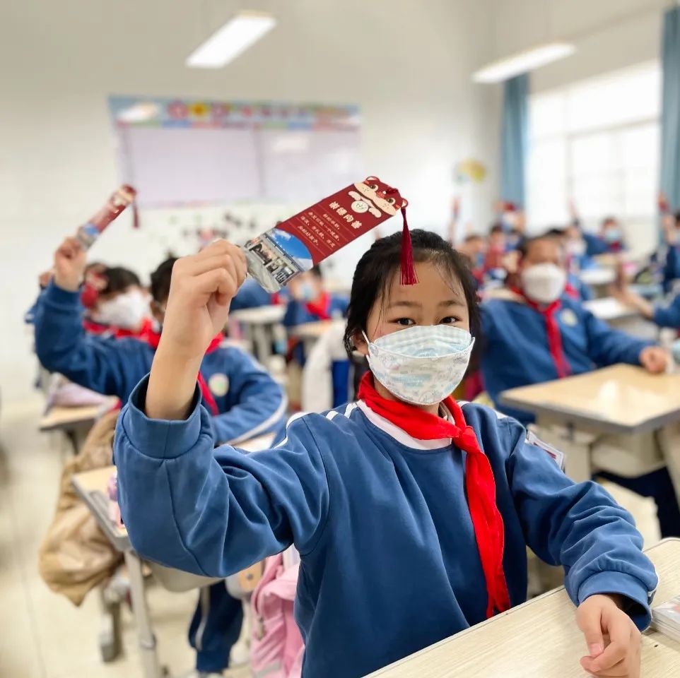 开学季校园展示打卡,开学啦冰墩墩小学生积极向上图片