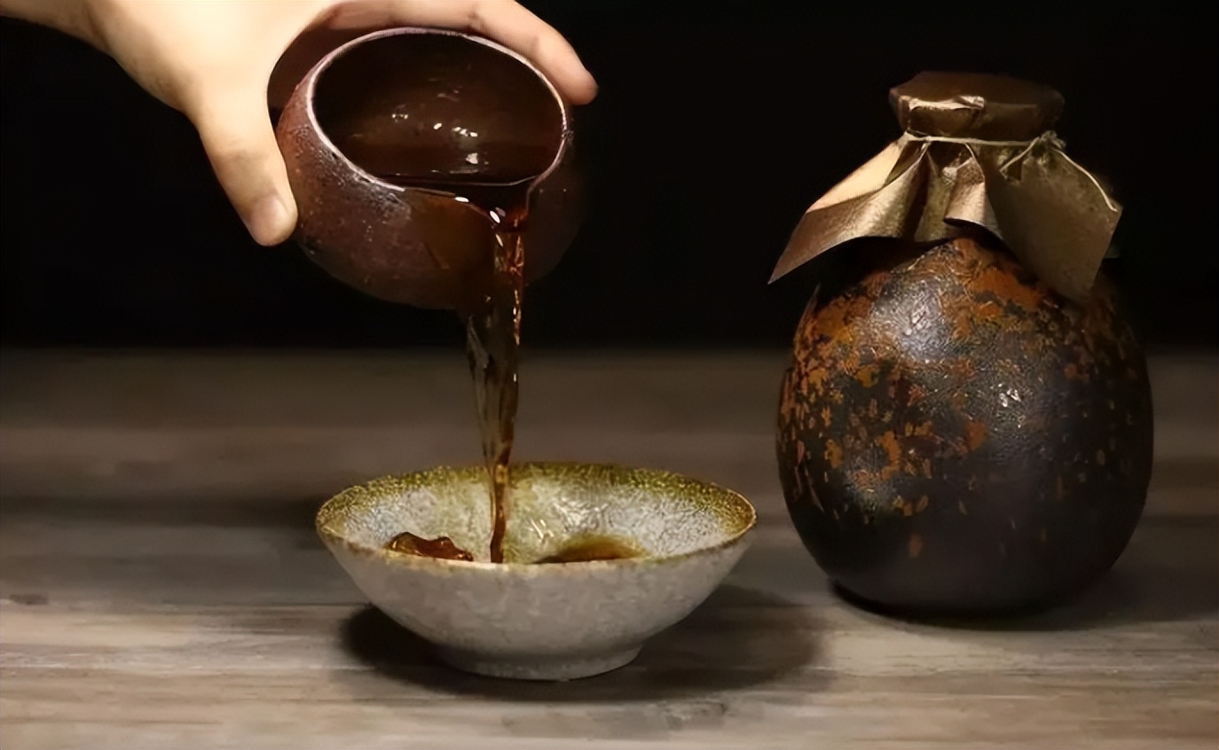 传承千年的黄酒，为啥如今很少有人在喝，过来人透露这3个原因