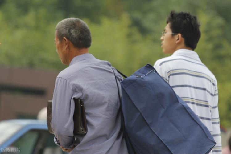 新型啃老孩子不以为然,新型啃老族带孩子啃老