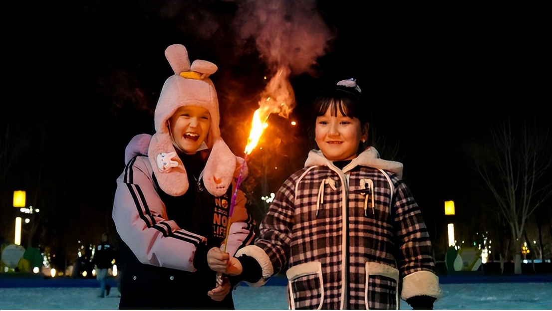欢天喜地喜笑颜开迎新年,烟花绽放尽开颜欢天喜地迎新年