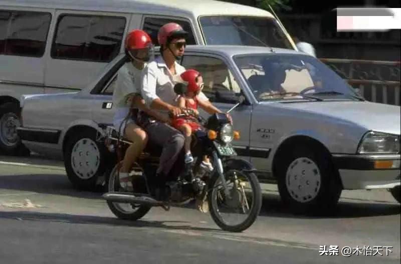 三十多年前的一张老照片,村里第一辆摩托车