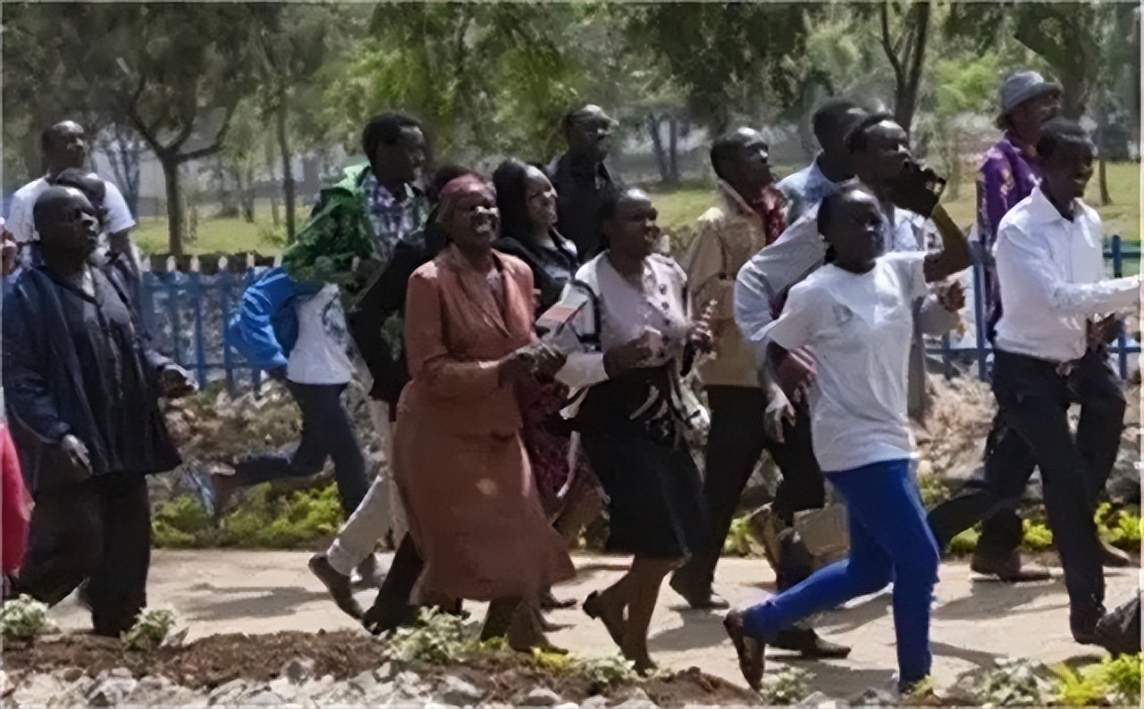 奥巴马第一次回非洲老家：帮祖母扛大米，和兄弟坐在田里喝酒